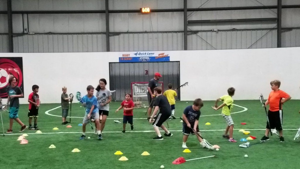 Young kids learning lacrosse in Beginners / Mini Stix classes